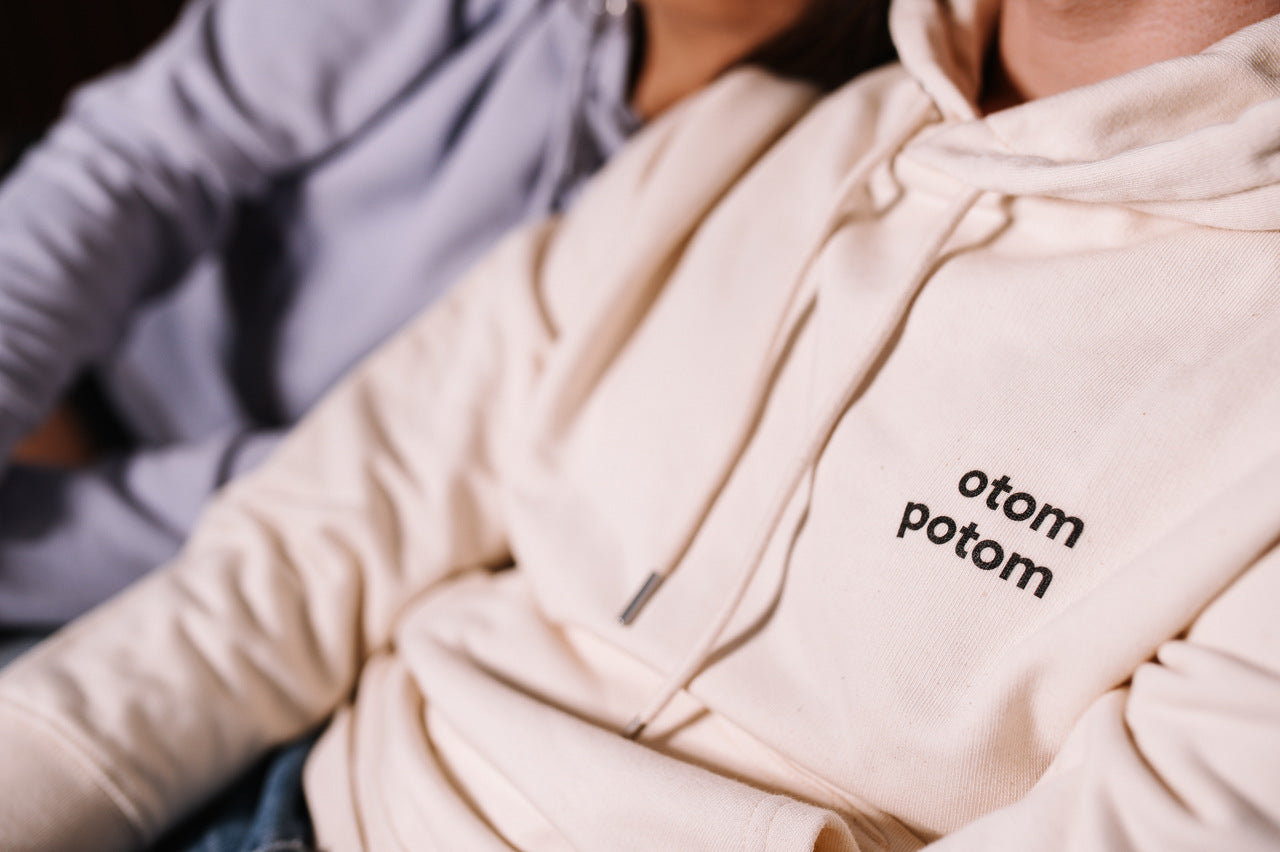 Bež hoodica s crnim natpisom „otom potom“, dio Mamuti streetwear kolekcije koja spaja udobnost i minimalistički dizajn.
