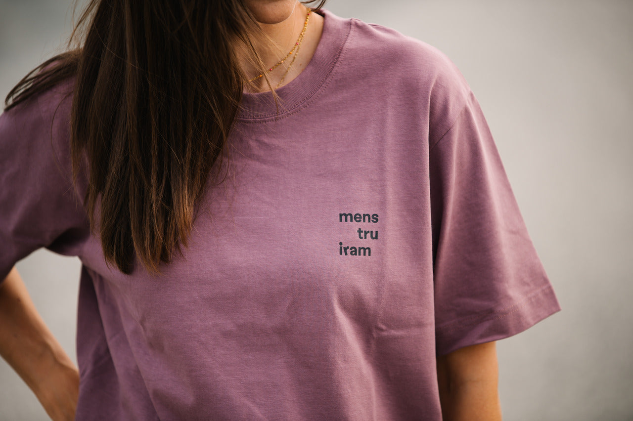 Ženska pamučna majica u boji kaffee s natpisom „menstruiram“ na prsima, modni statement komad brenda Mamuti koji promovira otvoren razgovor o menstruaciji.